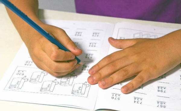 ポスティングで学習塾のパンフレットを配ると効果的です